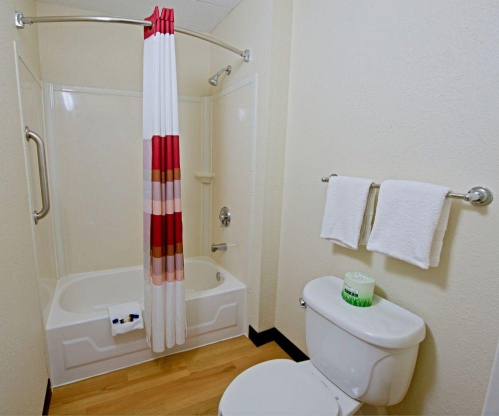 Red Roof Inn Elkhart Bagian luar foto