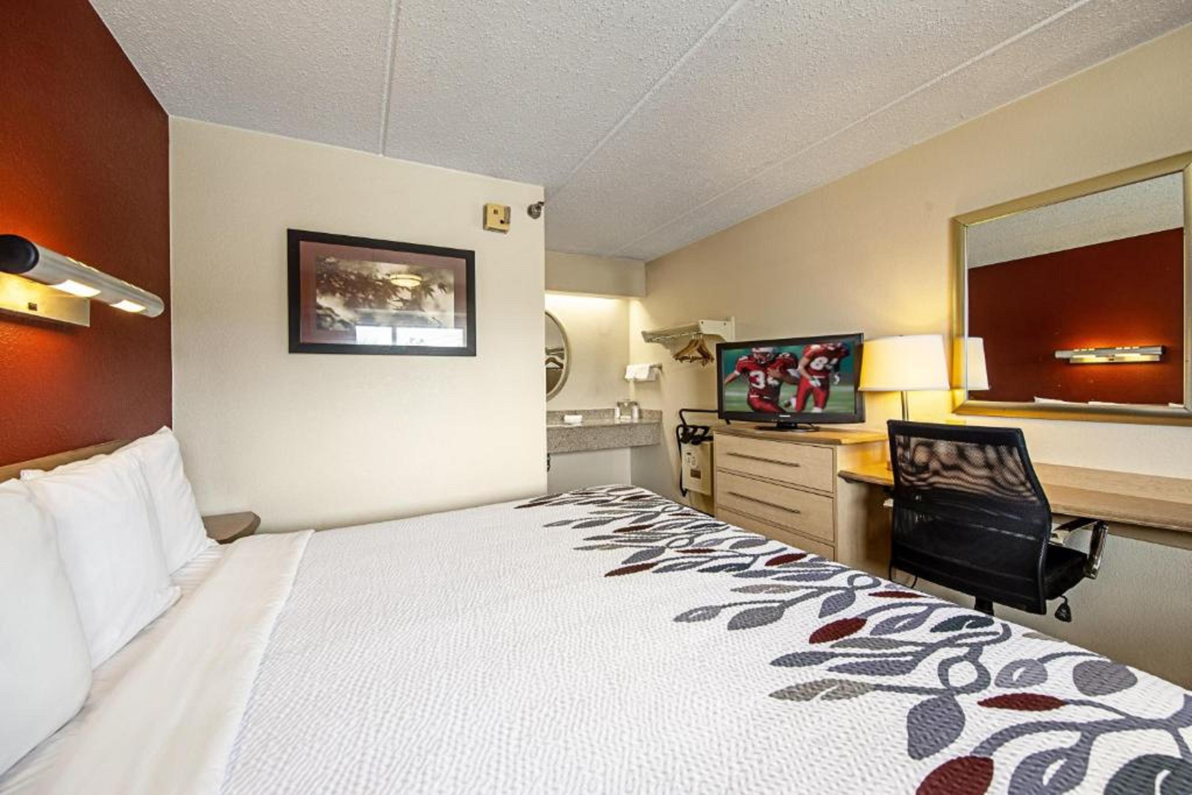 Red Roof Inn Elkhart Bagian luar foto