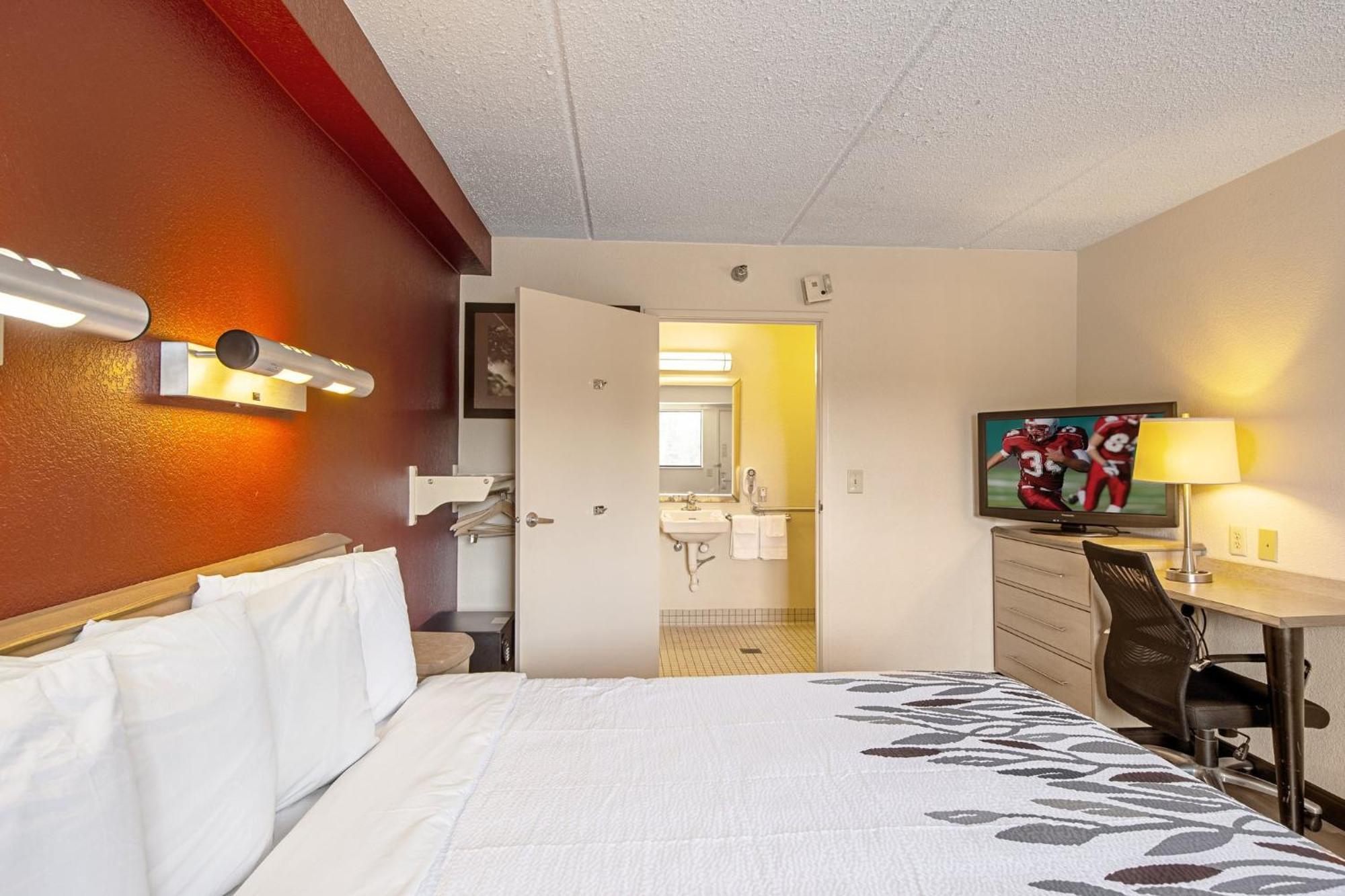 Red Roof Inn Elkhart Bagian luar foto