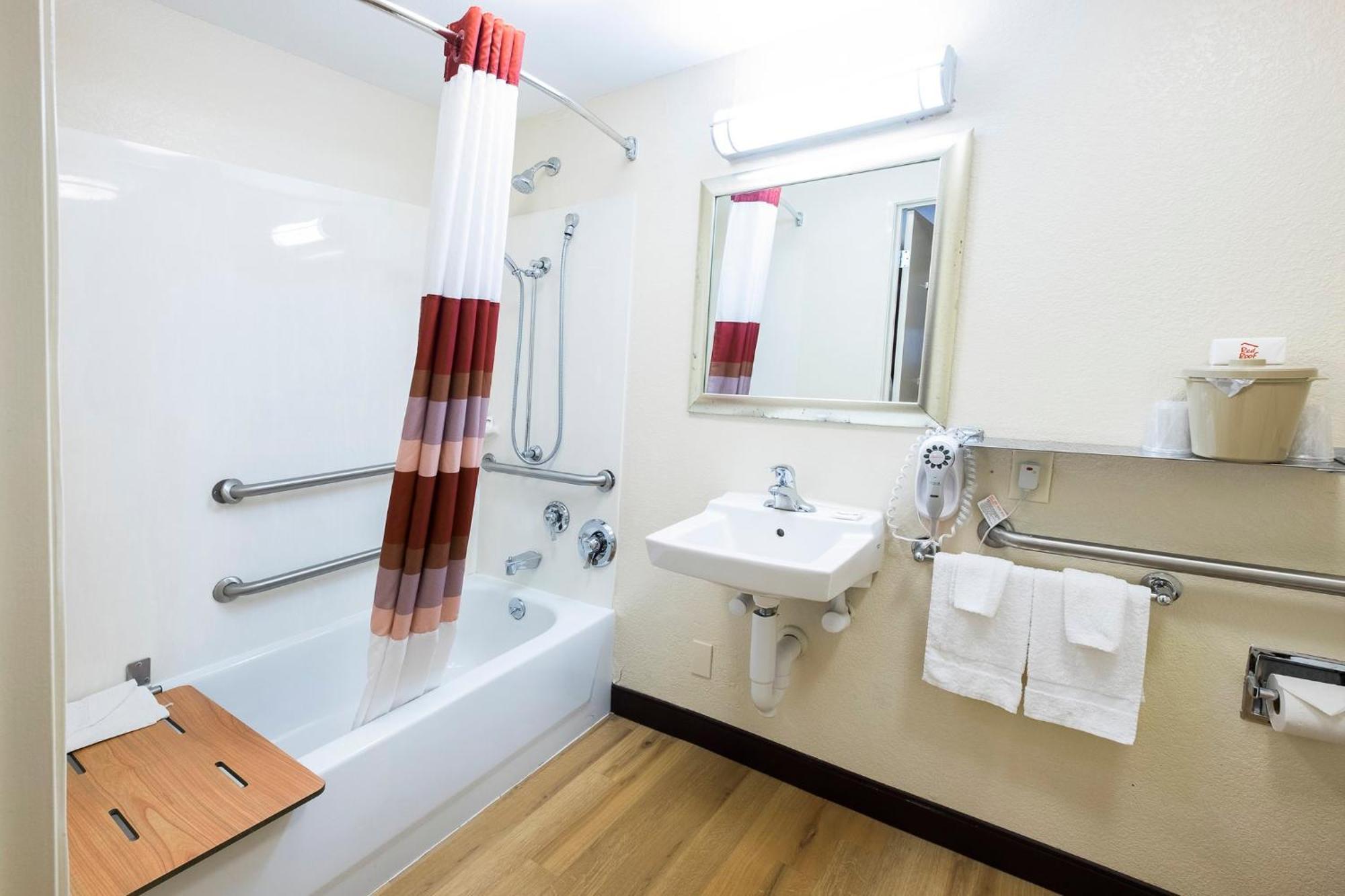 Red Roof Inn Elkhart Bagian luar foto