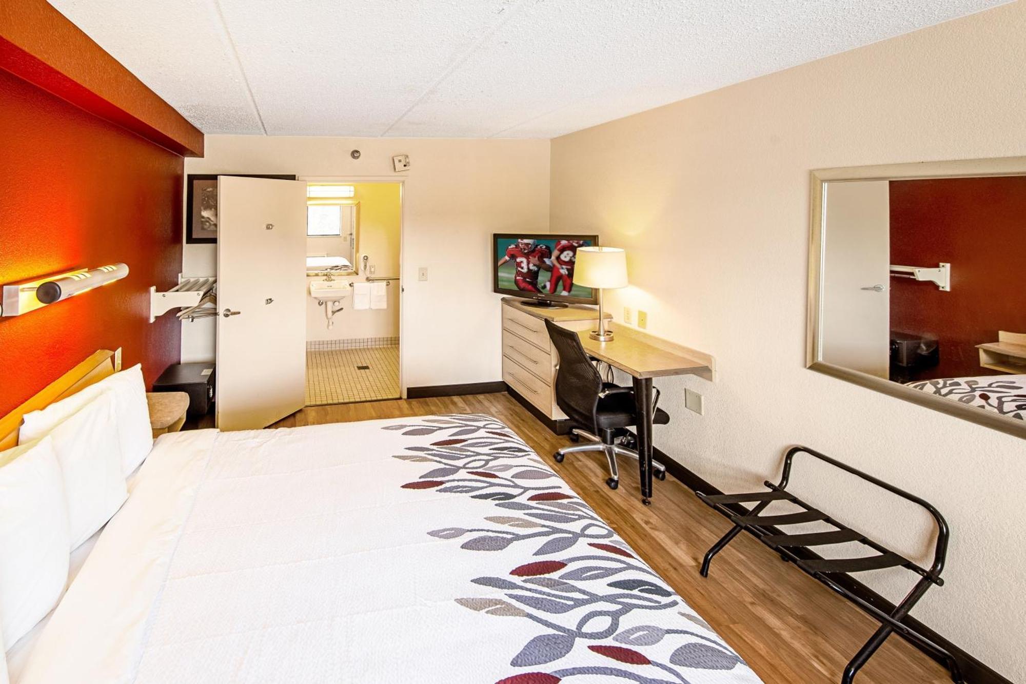 Red Roof Inn Elkhart Bagian luar foto