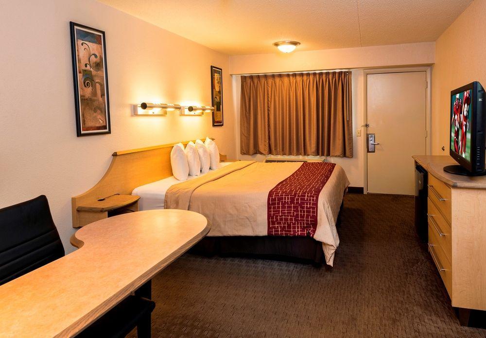 Red Roof Inn Elkhart Bagian luar foto