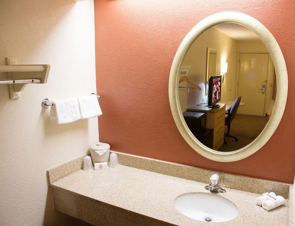 Red Roof Inn Elkhart Bagian luar foto
