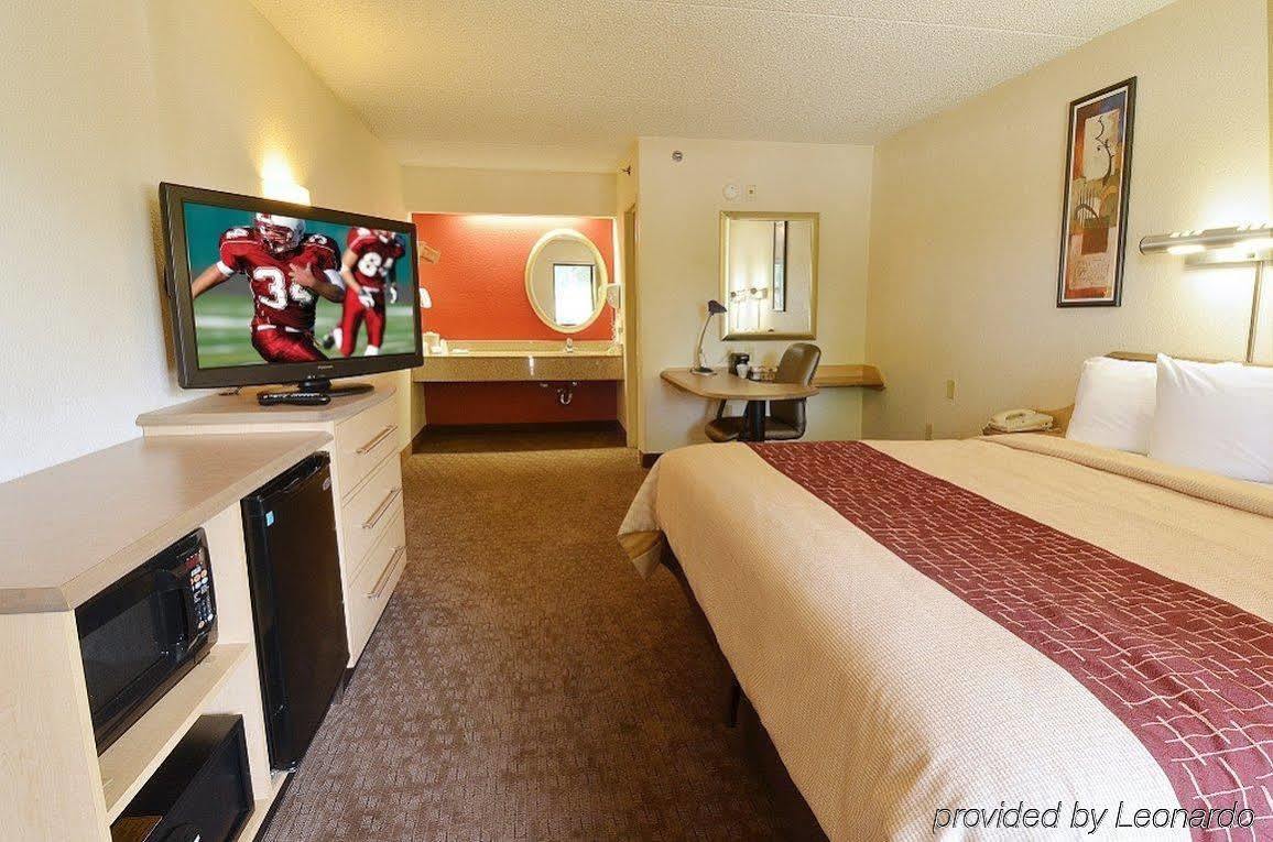 Red Roof Inn Elkhart Bagian luar foto